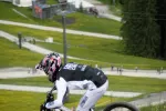 Radfahrer auf einem gewundenen Weg in einer grünen Landschaft
