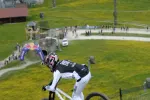 Mountainbiker macht einen Stunt auf einer grünen Wiese