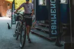 Radfahrer in einem Bereich mit blauen Schildern.