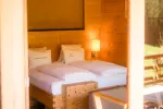gemütliches Schlafzimmer mit Holzverkleidung und Nachttischlampe
