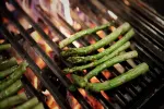 Grüne Bohnen auf einem Grillrost