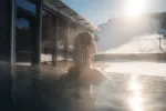 Person in einem Hot Tub mit Blick auf die Berge