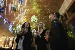 Gruppe von Personen, die eine lebhafte Party mit Lichtern genießen.