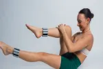 Frau mit Fußfesseln in sportlicher Pose auf weißem Hintergrund