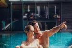 Paar genießt einen sonnigen Tag am Pool
