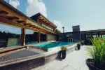 Moderner Poolbereich mit Holzstruktur und Pflanzen