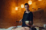 Spa-Umgebung mit einer Person, die eine Schüssel hält