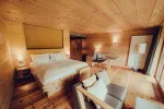 modernen Raum mit Holz Wänden, Bett und Sitzecke