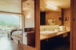 modernes Hotelzimmer mit Ausblick und Küchenzeile