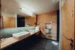 modernes Badezimmer mit Holzdetails und Doppelwaschbecken