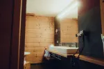 moderner Badezimmer mit Holzwänden und Waschbecken