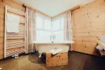 stilvolles Badezimmer mit Holzakzenten und Badewanne