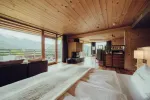 Modernes Interieur mit Holzdecke und großen Fenstern mit Aussicht