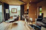 modernes Wohnzimmer mit Holzvertäfelung und großen Fenstern