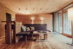 Modernes Wohnzimmer mit Holzboden und großen Fenstern