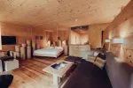 moderne Holzinterieur eines gemütlichen Hotelzimmers mit Bett und Sitzbereich