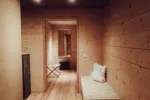 innenraum flur mit holzwänden und bänken