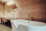 modernes Badezimmer mit freistehender Badewanne und Doppelwaschbecken