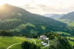 Malersches Landschaftsbild mit Hügeln und einem kleinen Gebäude