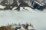 Berglandschaft mit Nebel und entfernten schneebedeckten Gipfeln