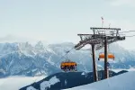 Seilbahnen in schneebedeckten Bergen