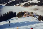 Skigebiet mit Aussicht auf Nebel und Wald