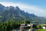 Berglandschaft mit einem Hotel und üppigem Grün