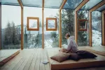 Moderne Innenansicht eines Holzhauses mit Blick in die Natur