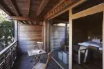 Holzbalkon mit Tisch und Stühlen, Waldsicht