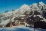 Skigebiet mit Bergen und klarem blauen Himmel