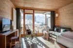 Gemütliches Holzinnere mit Balkon und Sitzmöglichkeiten
