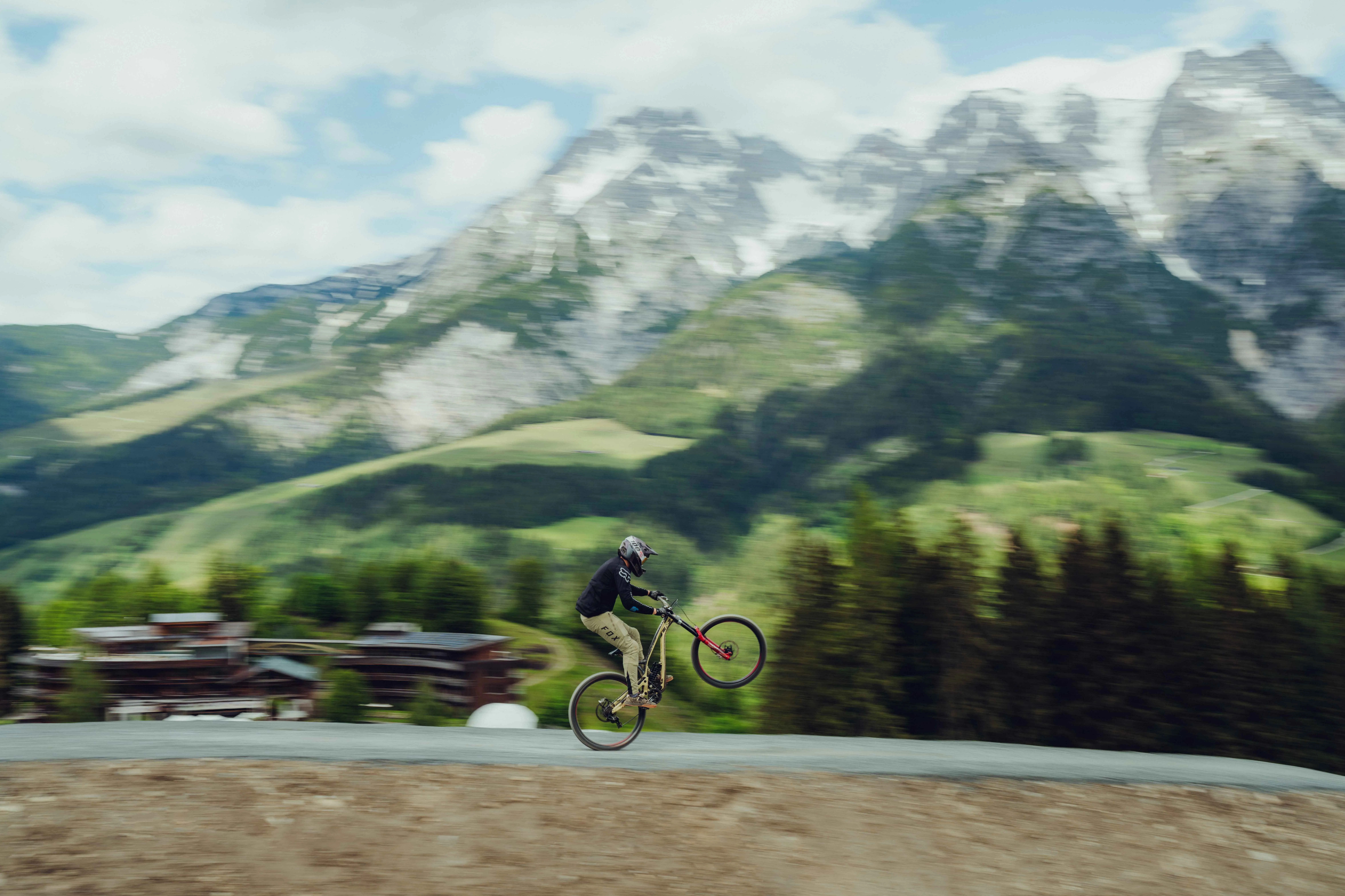 Mountainbiker im Bikepark am See