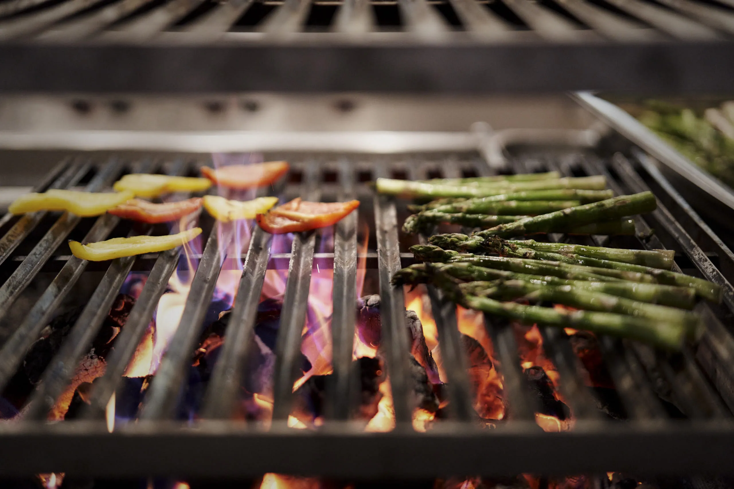 Holzkohlegrill mit veganen Spezialitäten