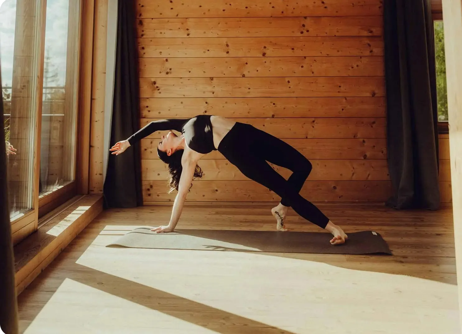 Yogapose im Hotel-Yogaraum