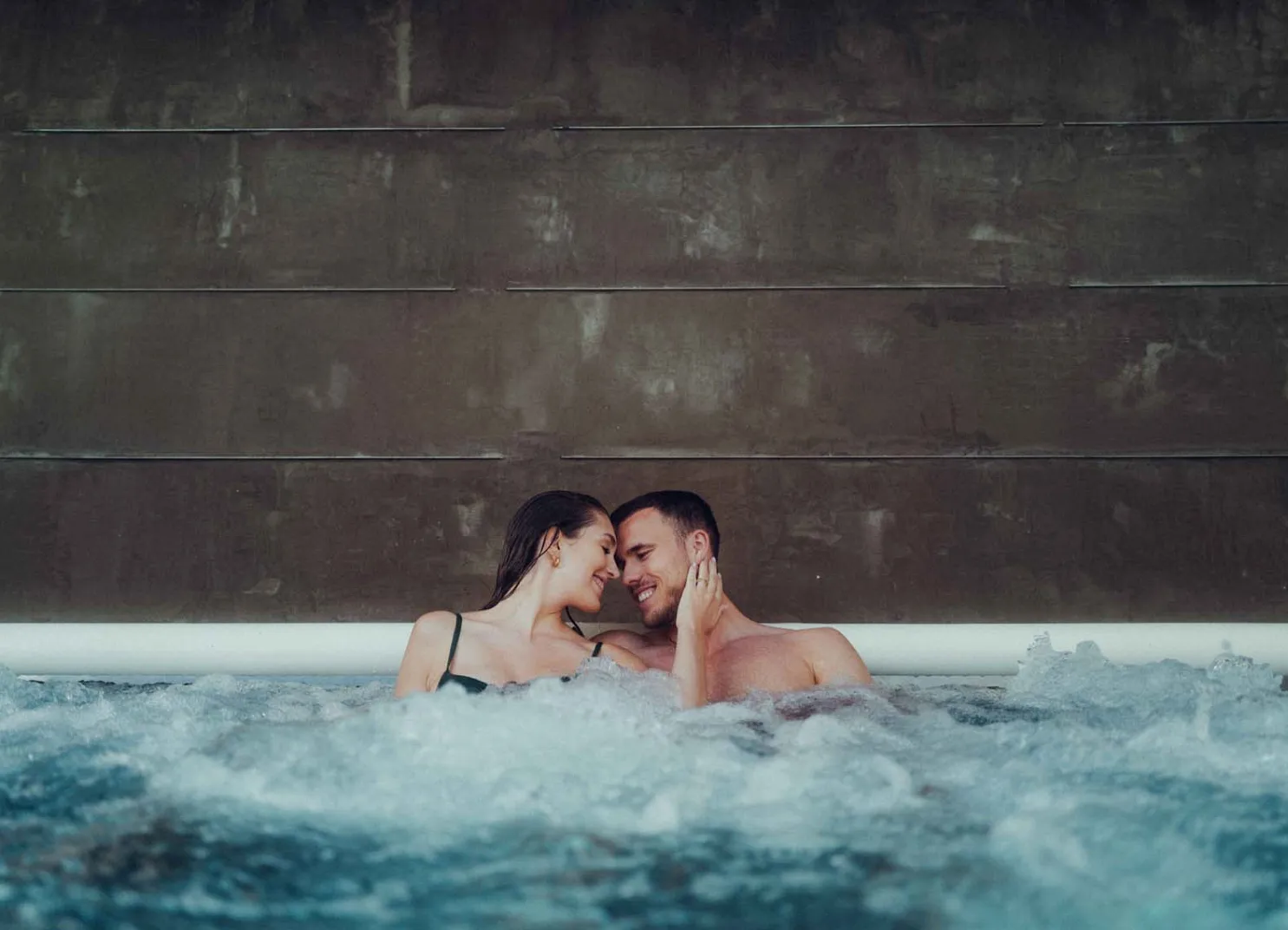 Verliebtes Paar im Pool