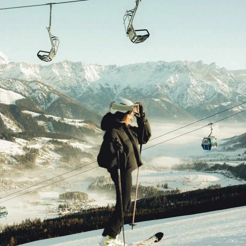 Skipiste mit Skifaherin