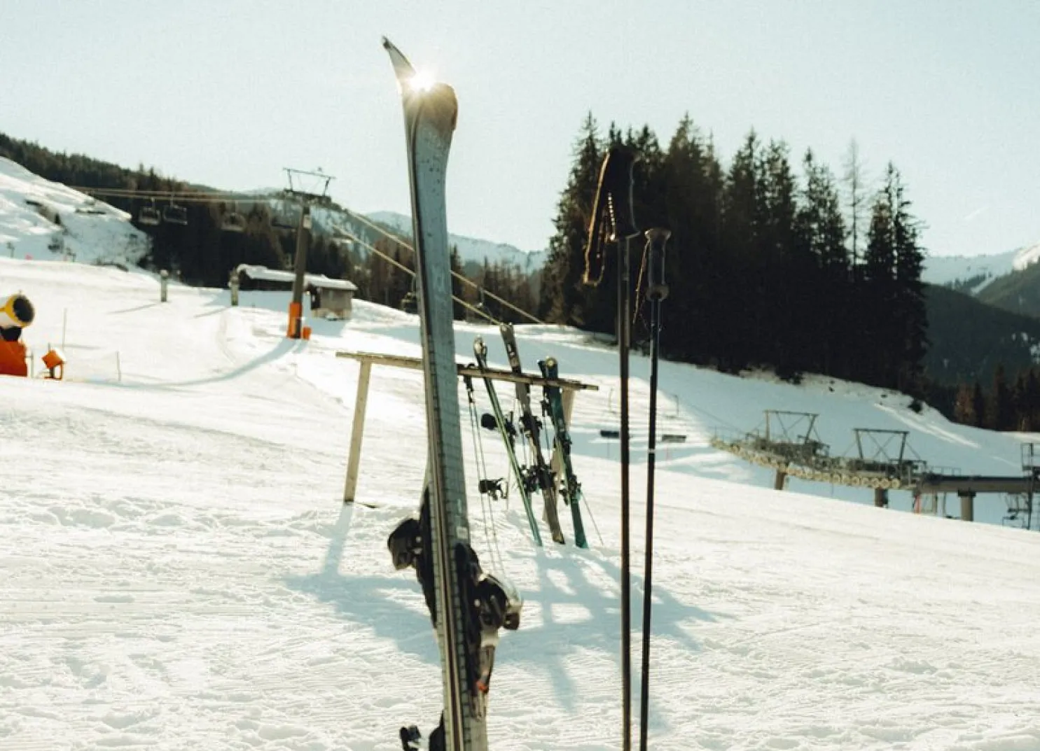 Ski stecken im Schnee