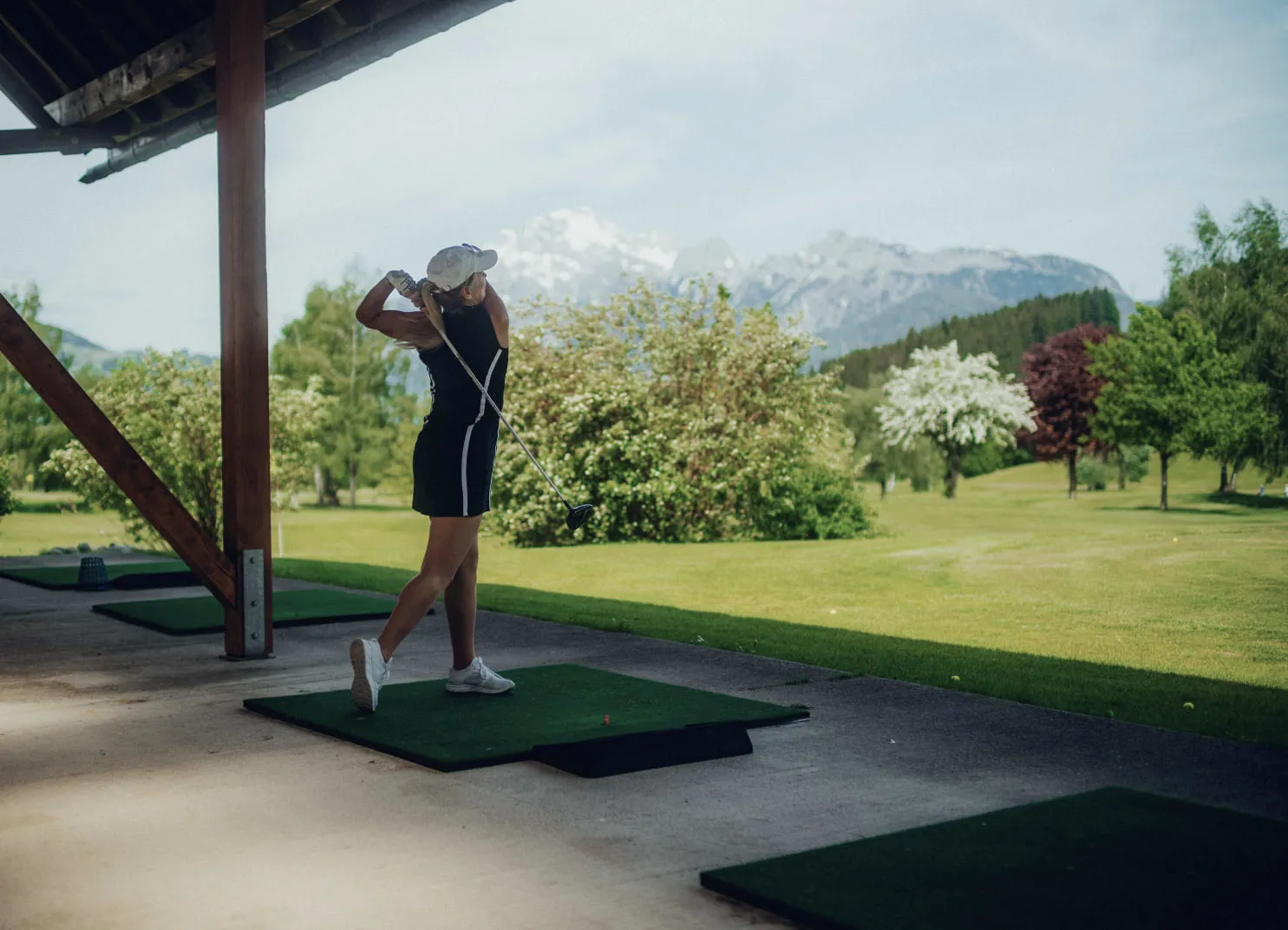 Golfspielerin übt Abschläge