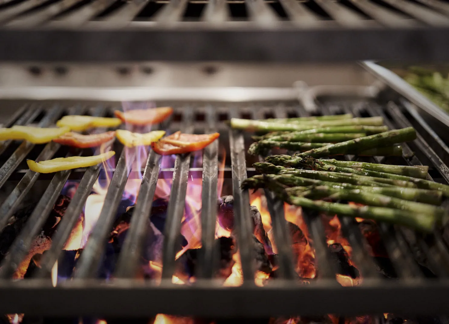 Holzkohegrill mit Gemüse