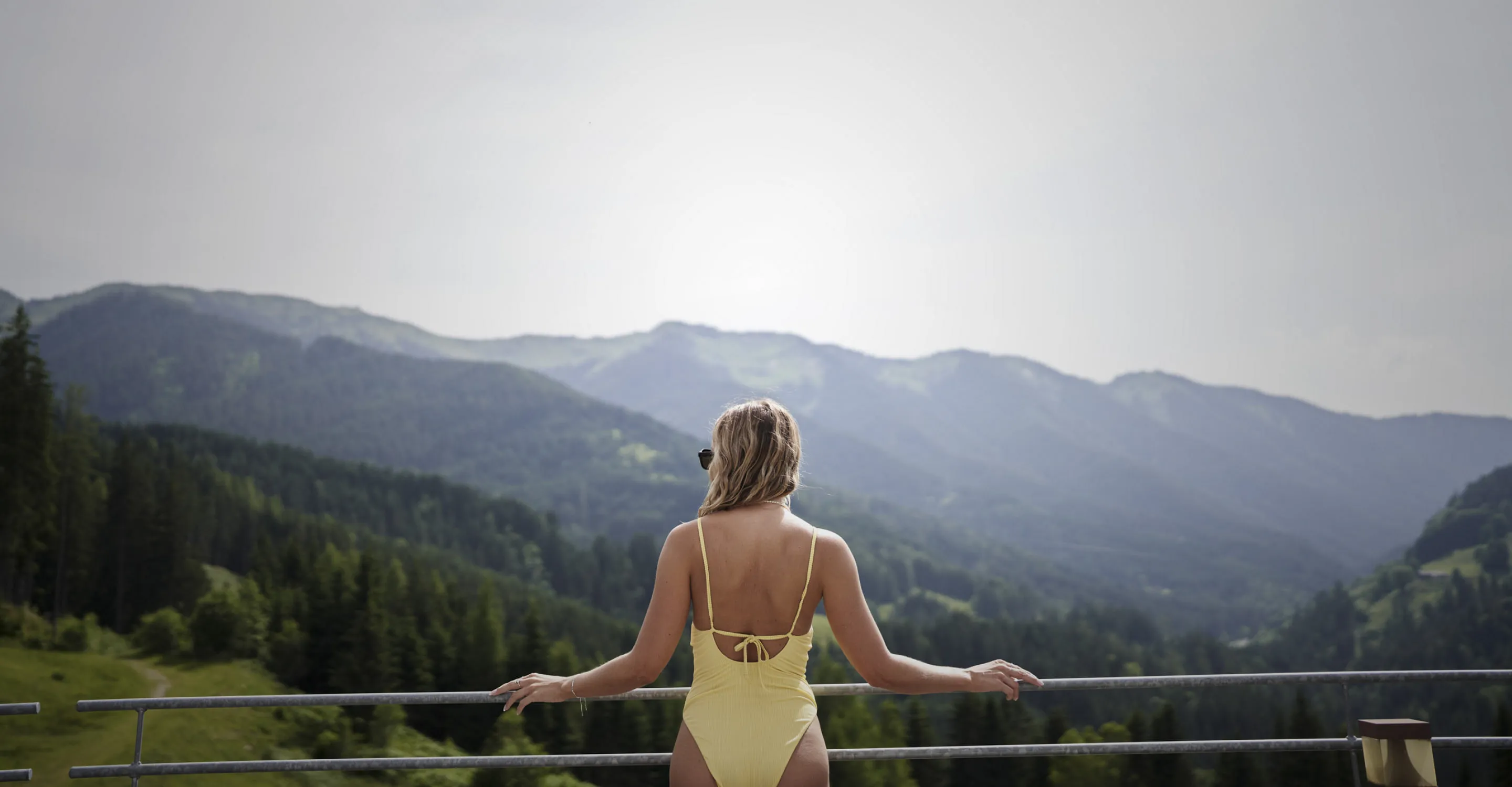 Frau im Badeanzug am Rooftop Pool