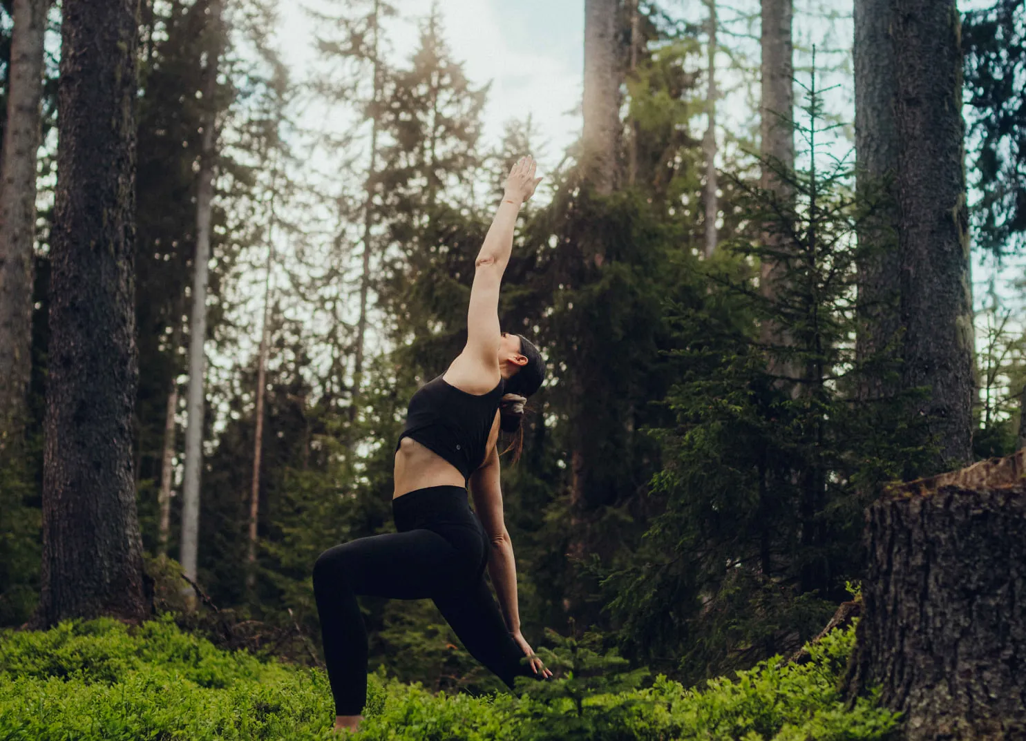 Frau macht Yoga im Wald
