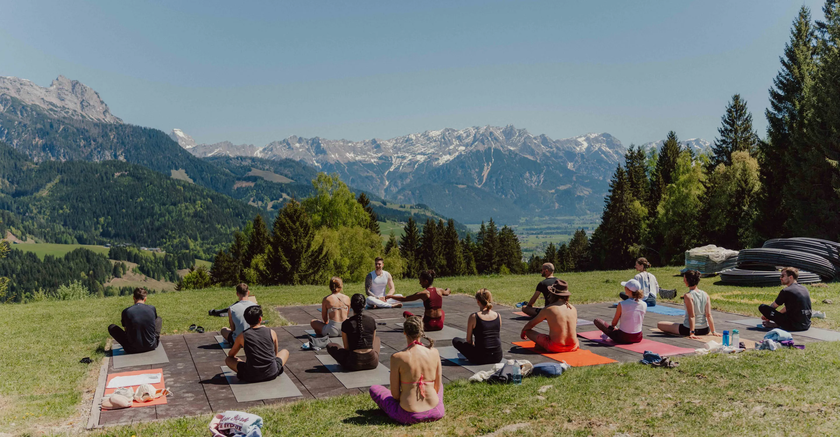 Gruppe praktiziert Yoga in den Bergen von FHA 2026.