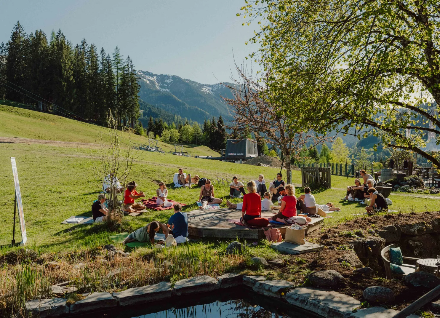 Yoga-Festival im Freien mit Teilnehmern in der Natur