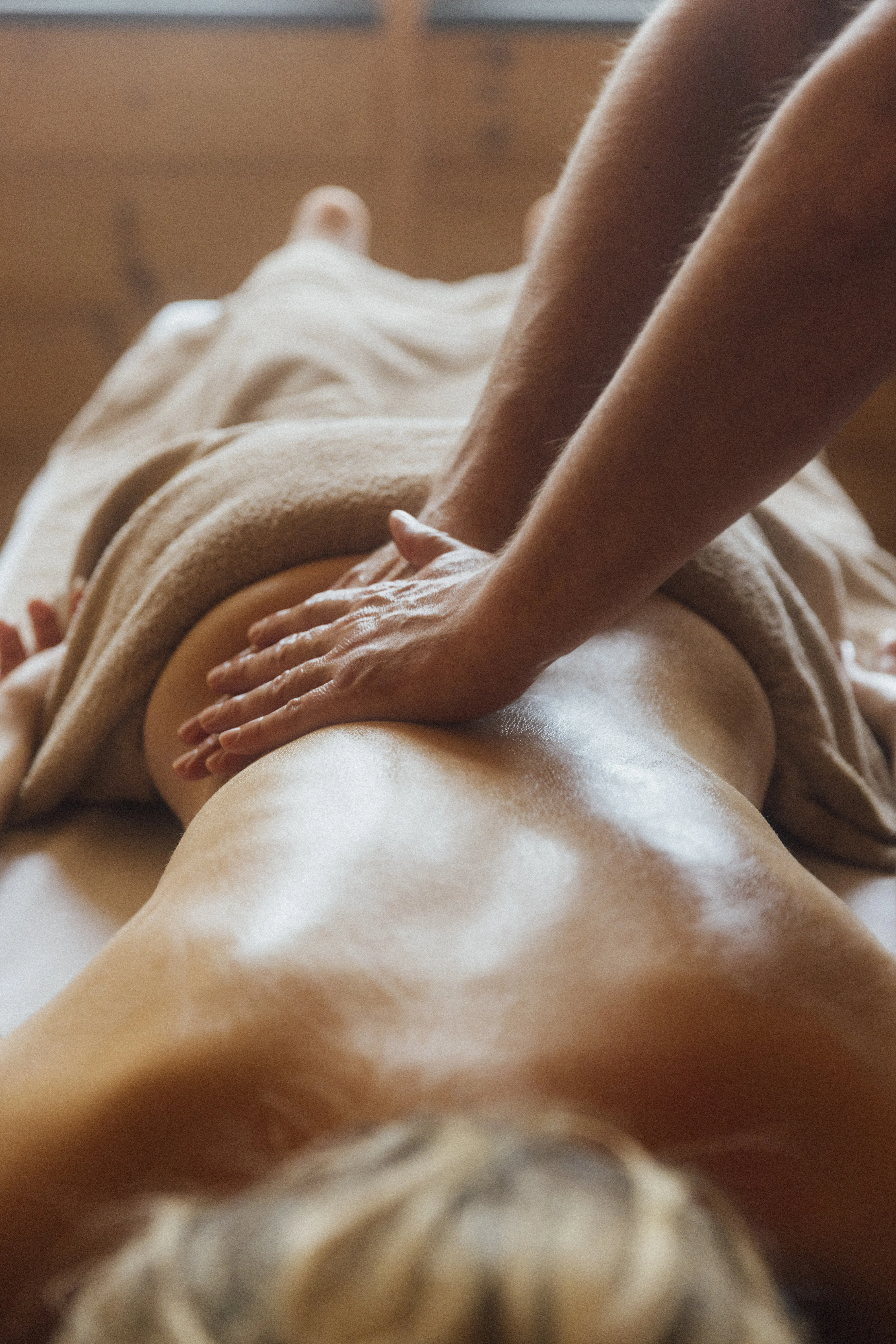 Frau genießt Massage