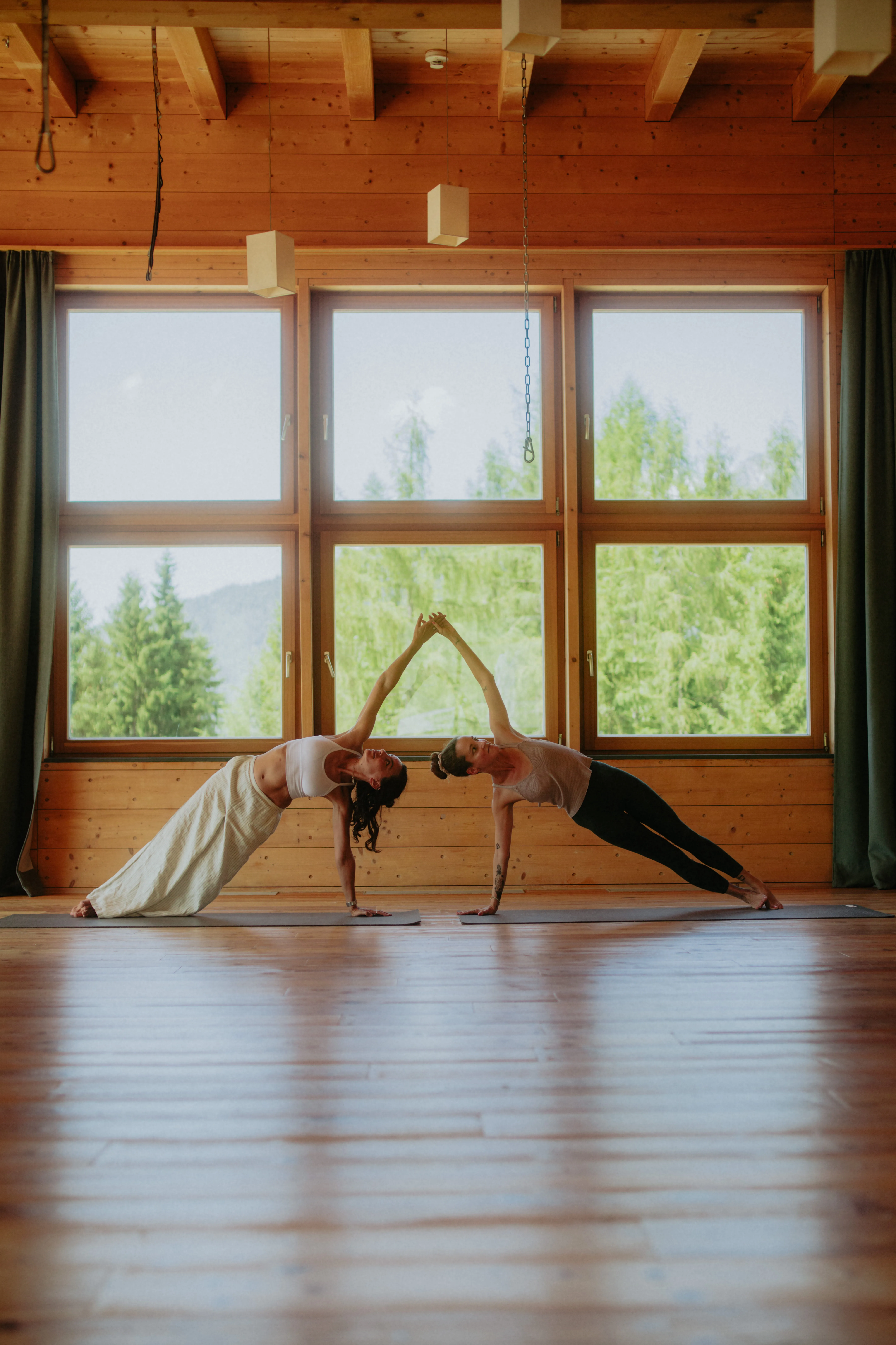 Frauen machen Yoga im Ruheraum