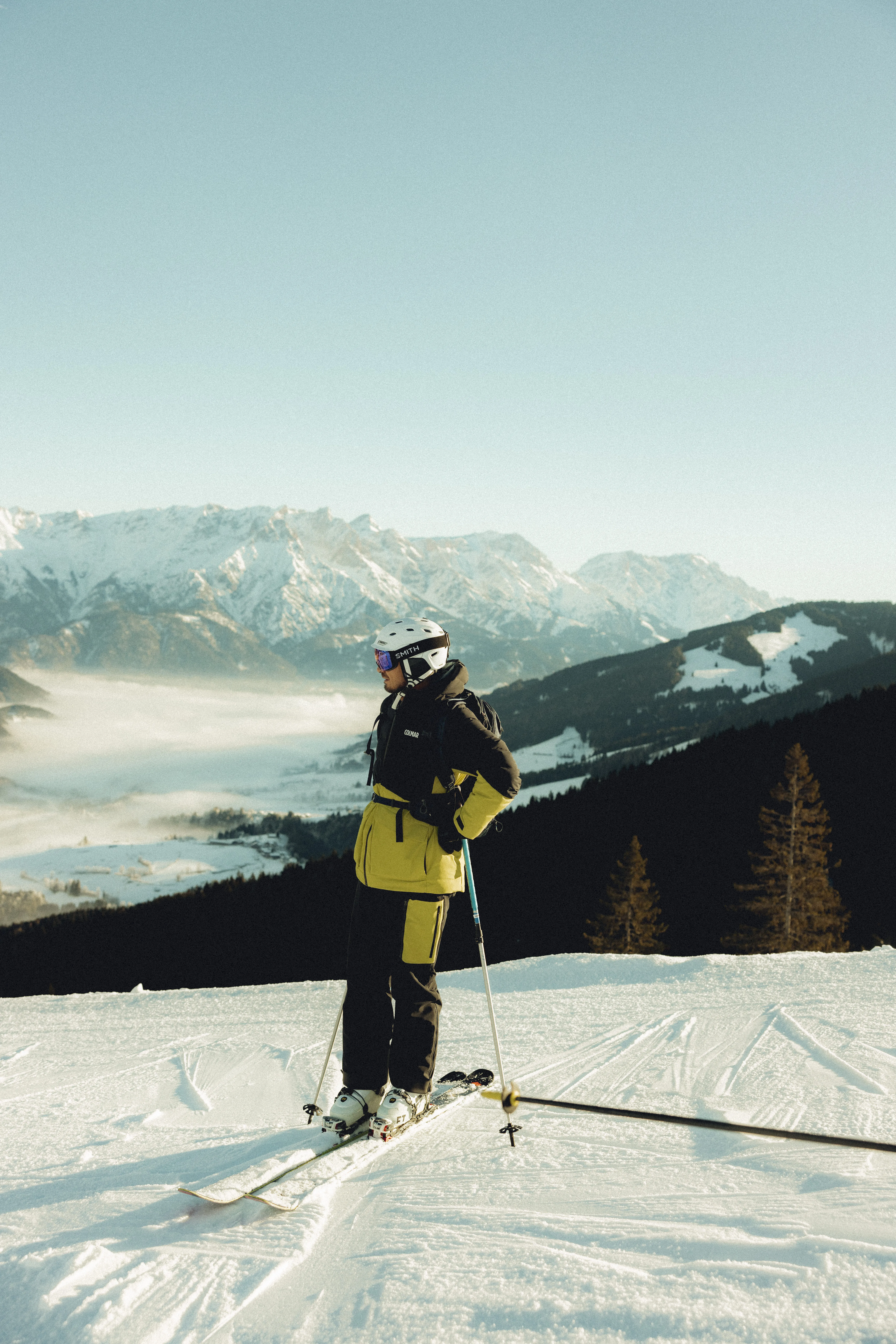 Skifahrer in der Sonne auf der Piste