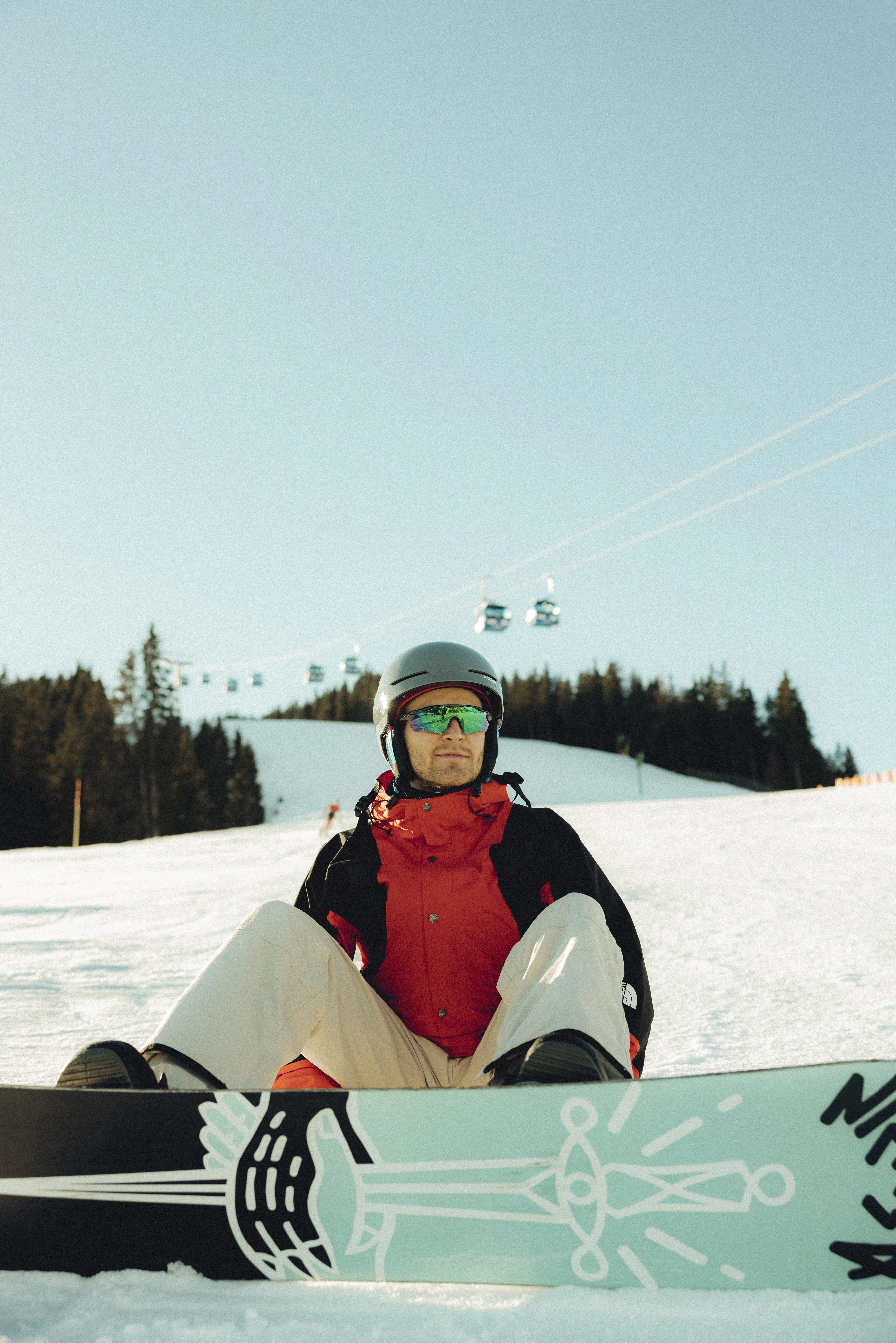 Skifahrer in der Sonne auf der Piste