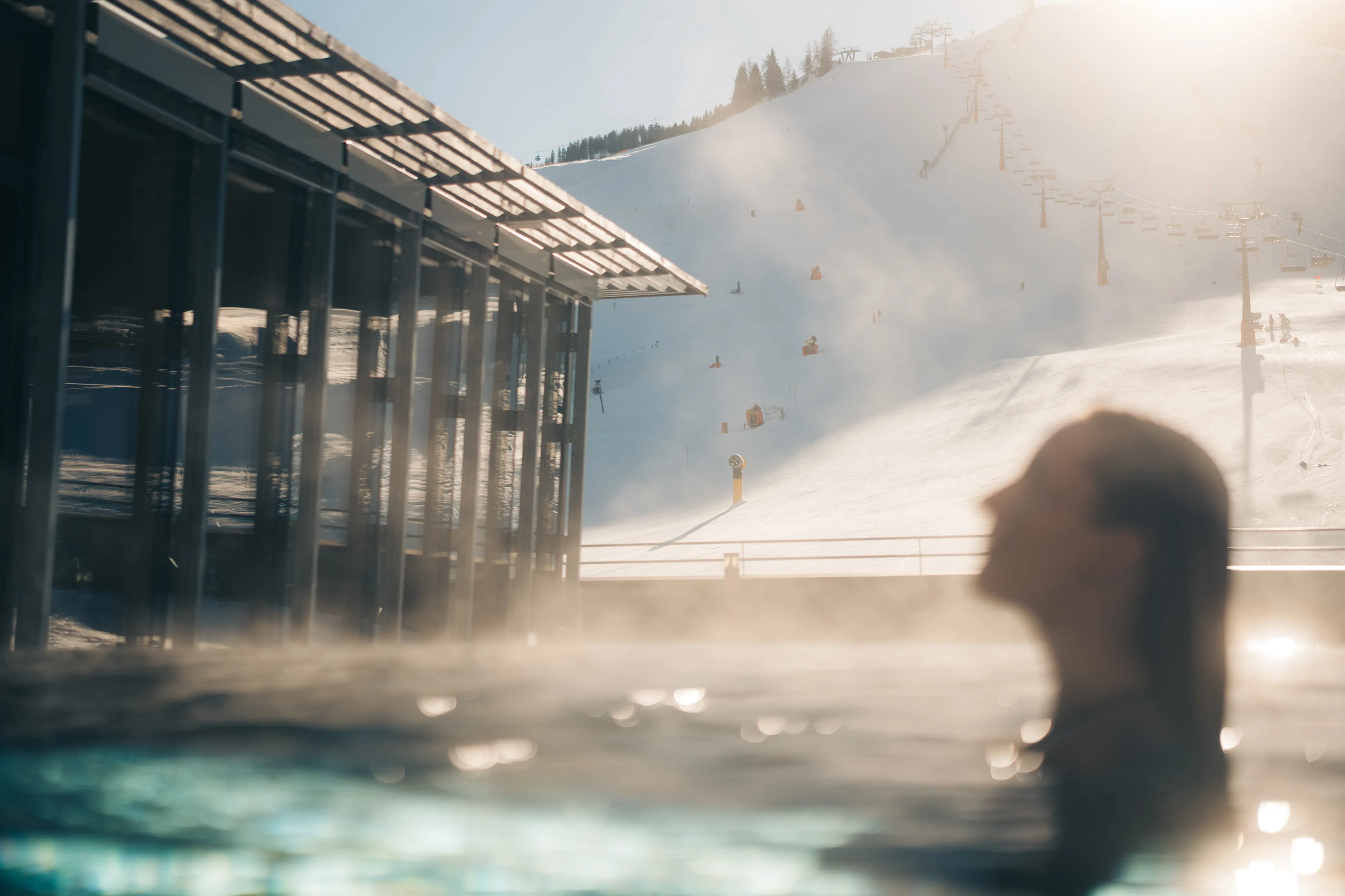 Frau im Rooftop Pool im Winter