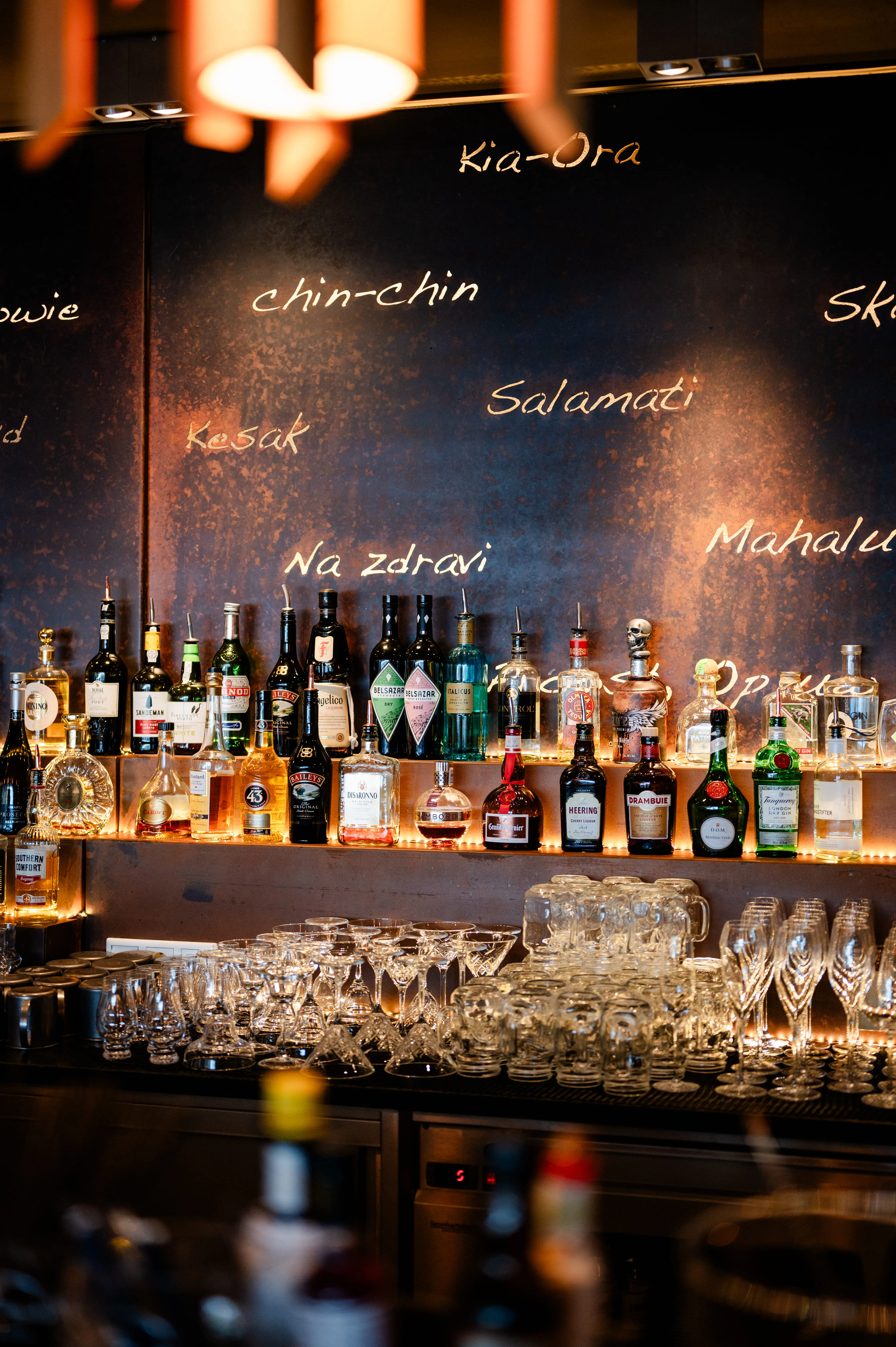 Bar mit Flaschen und Getränken