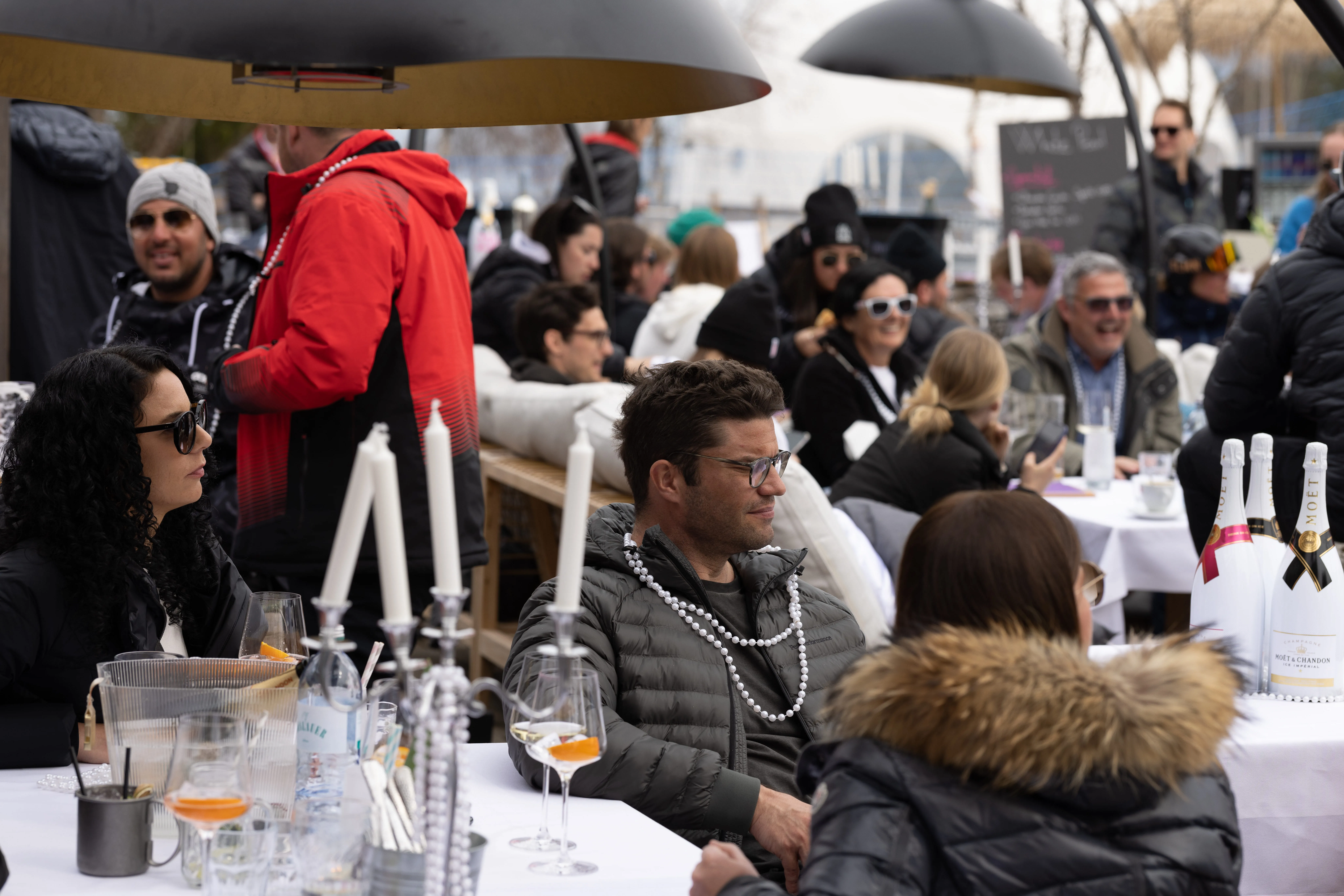 Hotelgäste auf der Hotelterrasse bei Winterevent